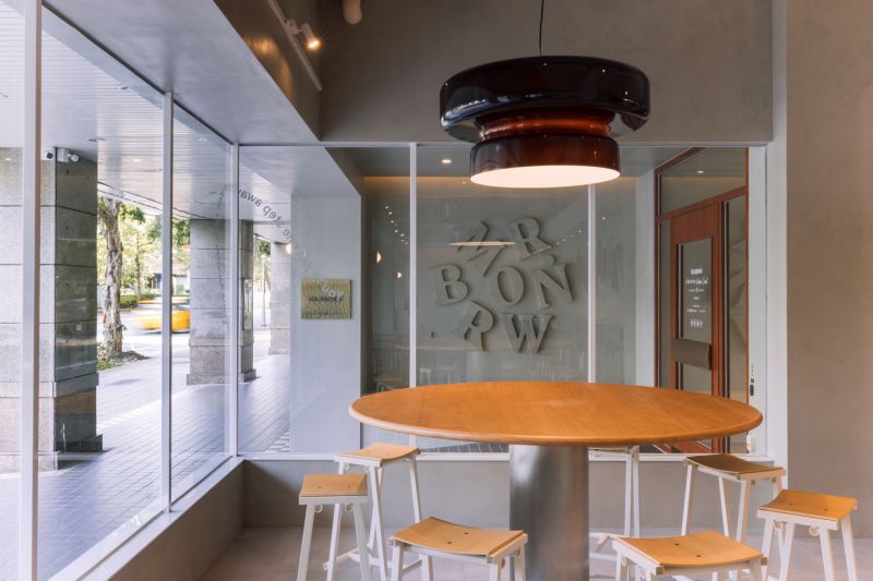 設計控與咖啡迷必收藏的新據點誕生!坐落於台北大安區,「伯朗咖啡科大店」全新開幕,這間以「都市客廳」為概念打造的概念店,不僅延續伯朗咖啡一貫的專業烘焙與香氣風味,更與丹麥設計品牌 HAY 攜手合作,將北歐設計美學融入日常場景。從質感紅磚外觀、綠意植栽點綴,再到全台獨家的咖啡自取機與限定餐點,成為台北另一處值得造訪的質感新地標。