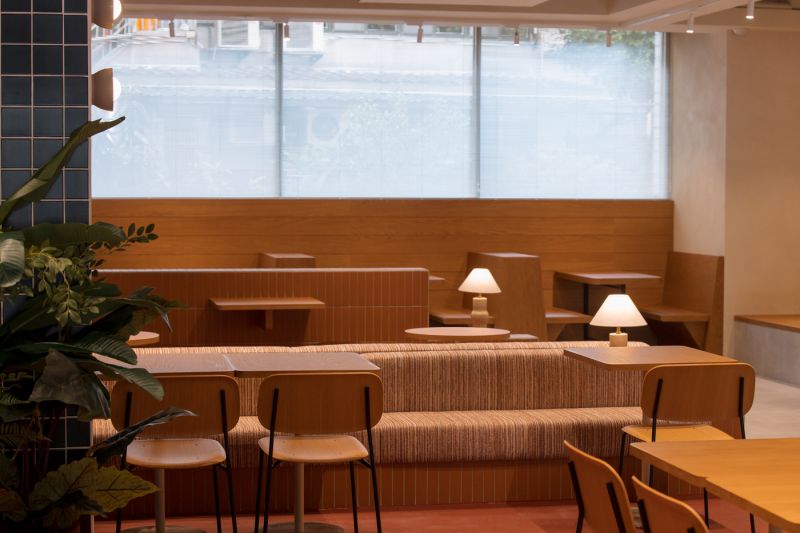 伯朗咖啡館科大概念店最大亮點之一,便是選用丹麥人氣品牌 HAY,店內的所有椅子,以及部分情境燈飾皆選用該品牌,整體空間嘗試揉入北歐設計美學,透過不同的機能空間,將其規劃為三大座位區,在街邊明亮的空間中,透過高腳椅與階梯式的平台設計,嘗試弱化既定的使用性,亦可在這裡辦公、閱讀、交流,為空間創造豐富性且層次性,注入更多可能性。