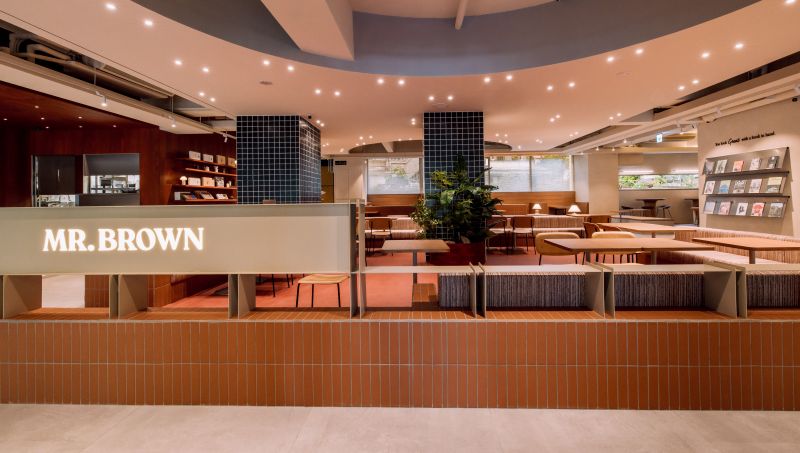 不同於過去對「伯朗咖啡」的既定印象,全新「科大概念店」透過明亮且通透的一樓空間,為品牌賦予嶄新的視覺輪廓。坐落於台北科技大樓前,以「都市客廳」為核心概念,大面積的紅磚與木質調設計,為空間注入溫暖氛圍;同時藉由綠意植栽點綴,增添療癒感。在啜飲一杯咖啡香的同時,調慢忙碌的步調,於 200 席座位中,尋找屬於自己的靜謐一隅。