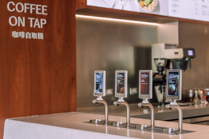 值得一提的是,伯朗咖啡館科大店獨家引進「咖啡自取機」,為咖啡愛好者提供更快速且便利的選擇。不到 8 秒的時間,便能擁有一杯香氣濃郁的咖啡。店內提供多款高品質烘焙豆,從衣索比亞耶加雪菲到瓜地馬拉皆可品嚐。此外,還有採用噶瑪蘭葡萄酒風味威士忌桶熟成的酒香咖啡豆,以及義式咖啡、手沖、單品冷萃與開心抹茶奶蓋椰子美式等特色飲品。