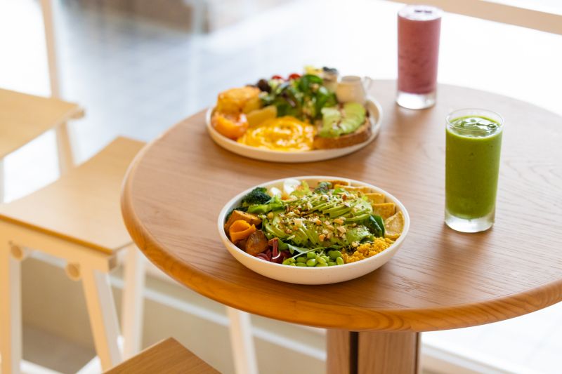 除了豐富的咖啡選擇,店家也推出獨家限定餐點,包括罪惡厚培根酸種麵包、黃金酥脆早餐捲、松露蛋酪梨酸種麵包與經典雞肉凱薩捲沙拉,所有餐點皆為現點現做。店內同時提供兼具質感與設計感的周邊商品,以及可隨手翻閱的閱讀刊物,讓顧客在享受咖啡香的同時,也能感受設計與生活美學的細膩共融。重新定義城市咖啡館,讓每一次停留,都是日常與美學交會的片刻。