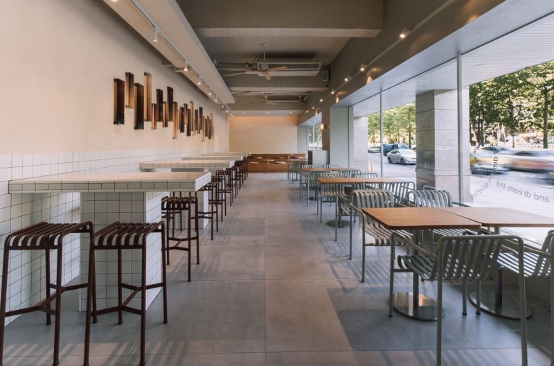 伯朗咖啡館科大概念店最大亮點之一,便是選用丹麥人氣品牌 HAY,店內的所有椅子,以及部分情境燈飾皆選用該品牌,整體空間嘗試揉入北歐設計美學,透過不同的機能空間,將其規劃為三大座位區,在街邊明亮的空間中,透過高腳椅與階梯式的平台設計,嘗試弱化既定的使用性,亦可在這裡辦公、閱讀、交流,為空間創造豐富性且層次性,注入更多可能性。