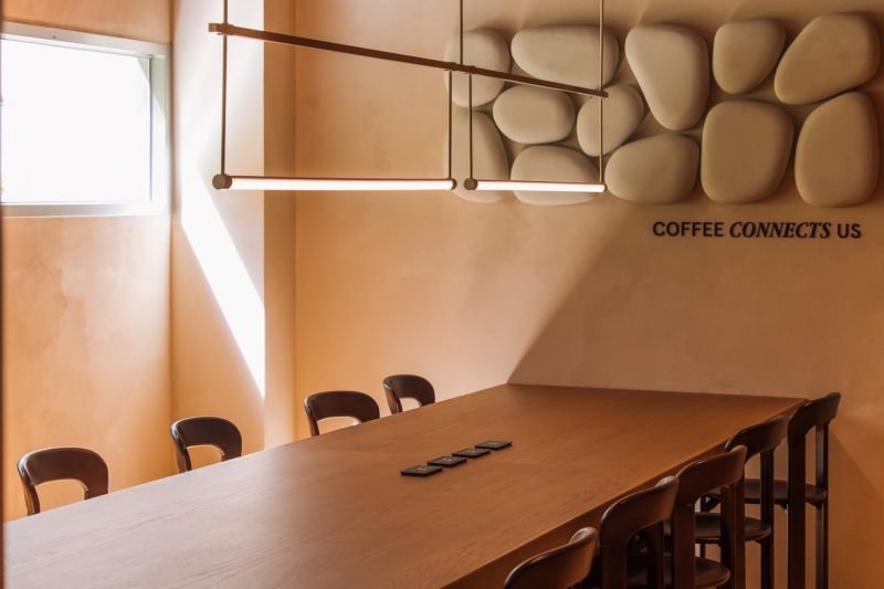 除了豐富的咖啡選擇,店家也推出獨家限定餐點,包括罪惡厚培根酸種麵包、黃金酥脆早餐捲、松露蛋酪梨酸種麵包與經典雞肉凱薩捲沙拉,所有餐點皆為現點現做。店內同時提供兼具質感與設計感的周邊商品,以及可隨手翻閱的閱讀刊物,讓顧客在享受咖啡香的同時,也能感受設計與生活美學的細膩共融。重新定義城市咖啡館,讓每一次停留,都是日常與美學交會的片刻。