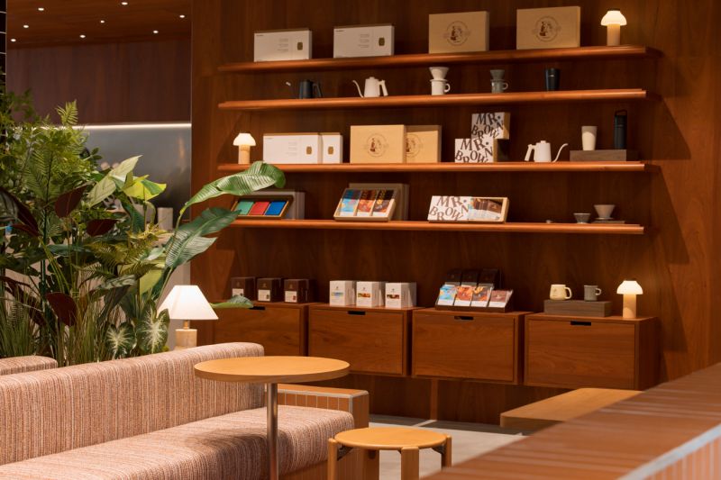 值得一提的是,伯朗咖啡館科大店獨家引進「咖啡自取機」,為咖啡愛好者提供更快速且便利的選擇。不到 8 秒的時間,便能擁有一杯香氣濃郁的咖啡。店內提供多款高品質烘焙豆,從衣索比亞耶加雪菲到瓜地馬拉皆可品嚐。此外,還有採用噶瑪蘭葡萄酒風味威士忌桶熟成的酒香咖啡豆,以及義式咖啡、手沖、單品冷萃與開心抹茶奶蓋椰子美式等特色飲品。