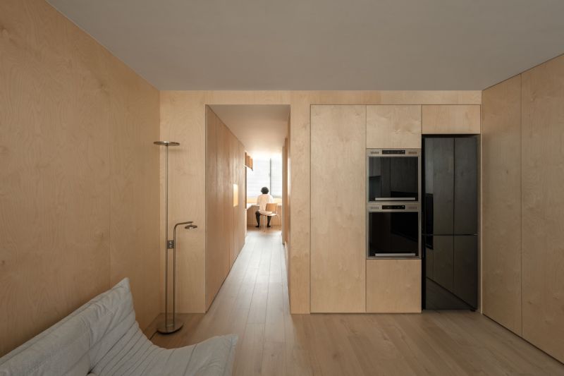 「十弄 Alley」落成後，獲得國際建築媒體《ArchDaily》的高度肯定。在有限的建築結構與面積中，設計師融入更多生活的可能性。利用「轉暗門」的設計概念，讓房門開啟時隱藏於牆面之中，在弱化空間邊界的同時，兼具區隔與連通的彈性。大量柔和的木質牆面，為居家注入一股療癒的暖意。無論是下班回家後，或悠閒的假日午後，待在家裡，成了一種奢侈卻日常的幸福享受。