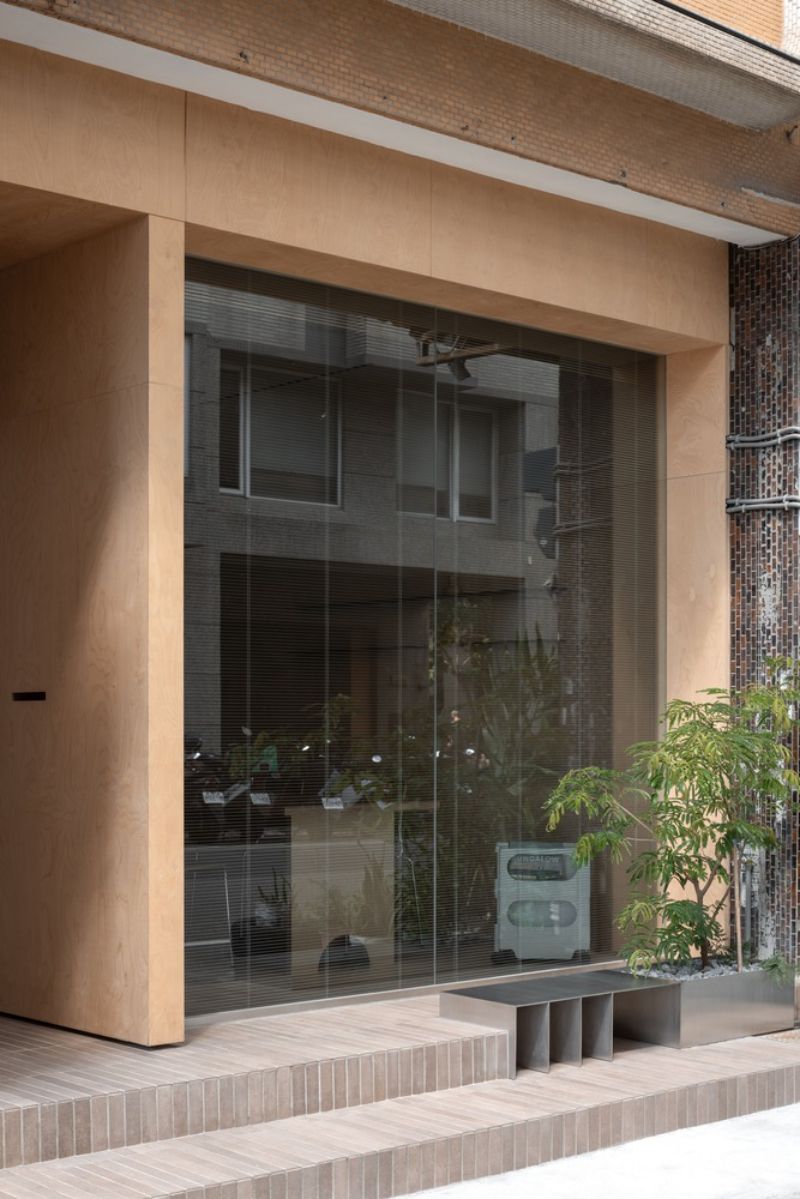 坐落於台中昔日水湳機場範圍內，緩緩形塑出一抹靜謐的居住氛圍。設計團隊「十幸制作」操刀此案，並未一味大刀闊斧地更新，而是嘗試在舊有街區中尋找合適的切角，為住宅注入新的可能性。在一棟屋齡 45 年的三層透天厝中，設計師重新拆解原有的機能配置，透過動線串連引入自然光線，並以窗戶採光與極簡設計語彙，營造出靜謐且柔和的生活場域。