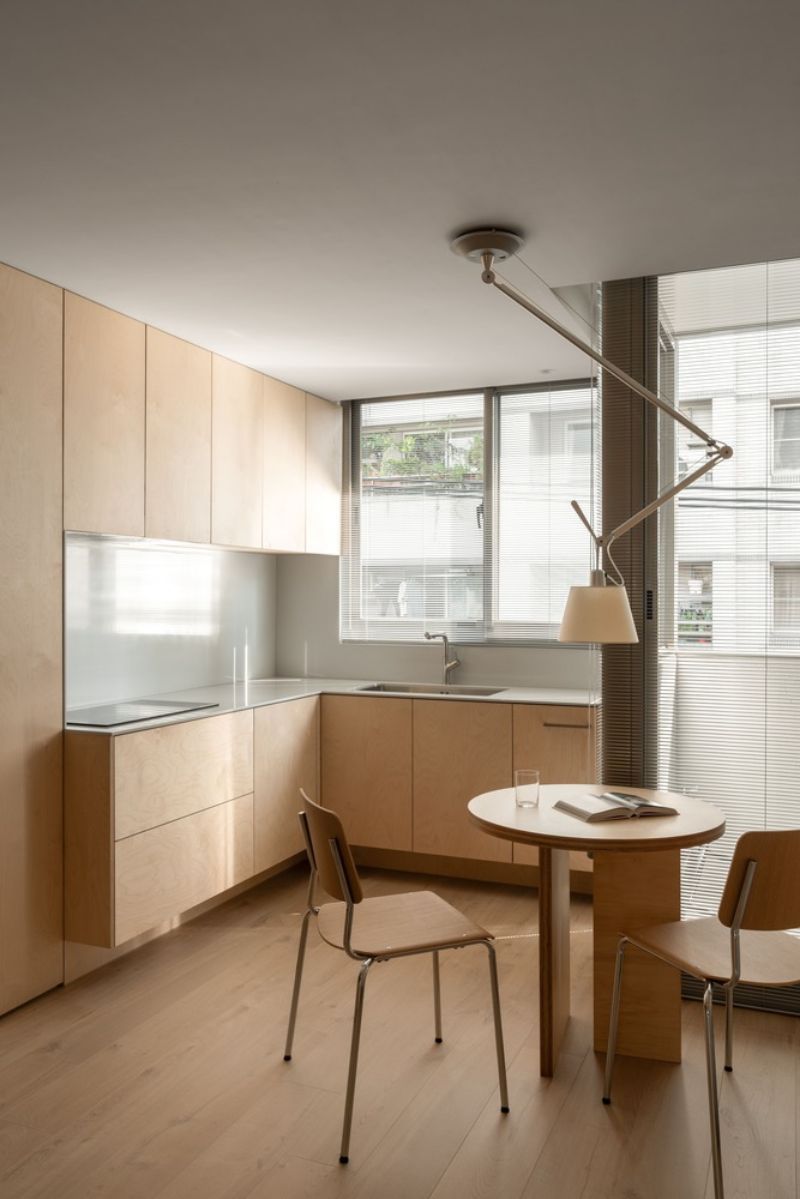 「十弄 Alley」最大的亮點之一，在於獨特的老宅韻味。過去，這裡是水湳機場限高區；在都市重劃後，反而多了一抹歲月光影的質地。設計師掌握基地的獨特優勢，爬梳建築歷史與在地文化，並以門牌上的「十弄」作為命名與設計構想的起點。街屋常見採光不足、空間狹窄的問題，設計團隊除盡可能開窗引光，也嘗試建構出一條具有層次與節奏的室內巷弄，讓空間在流動中展現韻律感。