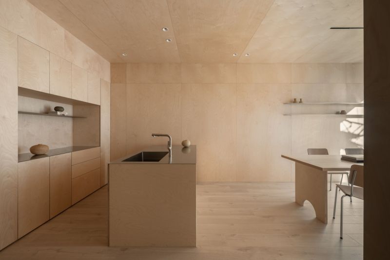 「十弄 Alley」最大的亮點之一，在於獨特的老宅韻味。過去，這裡是水湳機場限高區；在都市重劃後，反而多了一抹歲月光影的質地。設計師掌握基地的獨特優勢，爬梳建築歷史與在地文化，並以門牌上的「十弄」作為命名與設計構想的起點。街屋常見採光不足、空間狹窄的問題，設計團隊除盡可能開窗引光，也嘗試建構出一條具有層次與節奏的室內巷弄，讓空間在流動中展現韻律感。