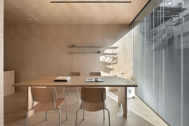 原始紅磚立面，是設計師刻意保留的老屋結構肌理。透過不同尺度的牆面開口，在導入光線與穿透感之餘，也為建築增添厚實的文化底蘊。不僅是一座住宅，更像是一段被重新書寫的街屋記憶。以「二樓梯間」為界，設計師重新編排建築機能：一側為共享辦公空間，另一側作為居住單元。二樓居住區中整合玄關、衣帽間與洗衣家事功能；三樓則以最精簡的睡眠空間，換取舒適開闊的公共尺度。