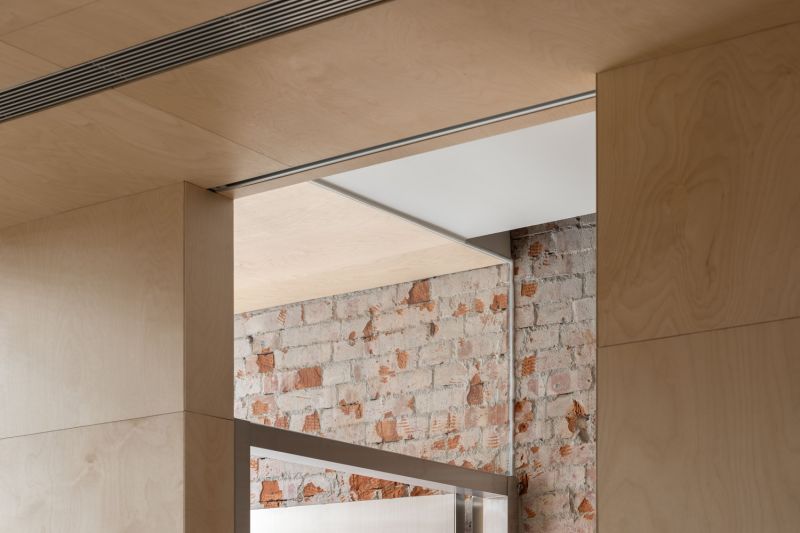 「十弄 Alley」落成後，獲得國際建築媒體《ArchDaily》的高度肯定。在有限的建築結構與面積中，設計師融入更多生活的可能性。利用「轉暗門」的設計概念，讓房門開啟時隱藏於牆面之中，在弱化空間邊界的同時，兼具區隔與連通的彈性。大量柔和的木質牆面，為居家注入一股療癒的暖意。無論是下班回家後，或悠閒的假日午後，待在家裡，成了一種奢侈卻日常的幸福享受。