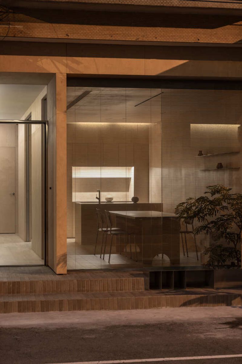 台中再添建築亮點！由設計團隊「十幸制作」操刀「十弄 Alley」，以細膩的設計手法改寫傳統街屋印象，完工後登上國際建築媒體《ArchDaily》，獲得高度肯定。這座位於台中水湳區的三層老宅，透過紅磚、木質與自然光的交織，展現老屋翻新的溫度與靜謐氛圍。從保留結構肌理、導入光線動線，重新定義生活居家空間。