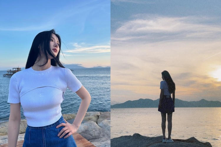 海邊夕陽為背景，金裕貞穿上一身極簡卻充滿青春感的造型。白色羅紋雙層針織上衣貼合身形，展現柔軟線條與乾淨氣質，搭配高腰牛仔短裙，凸顯腰身比例，讓雙腿顯得修長筆直。