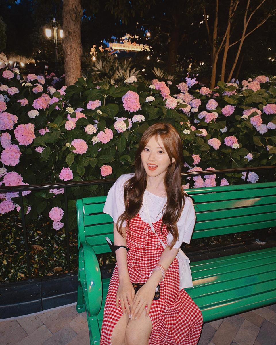 再一次去遊樂園玩的照片中，趙露思用一件白T恤做內搭，並外罩一件亮色系的紅色格紋 A 字連身裙，其裙款散狀的下襬，可完美修飾身形