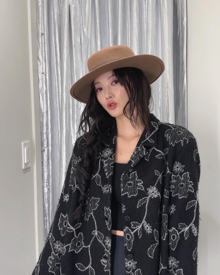 金裕貞以率性又帶點女人味的造型詮釋新風格，選穿黑色刺繡西裝外套，立體的花卉線條為經典剪裁注入柔美細節。