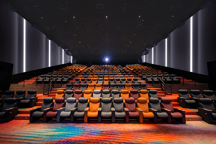 ULTRA 4DX 是影迷夢寐以求的沉浸式觀影體驗，這套結合「SCREENX」與「4DX」的雙系統，不只是看電影，而是被電影包圍。