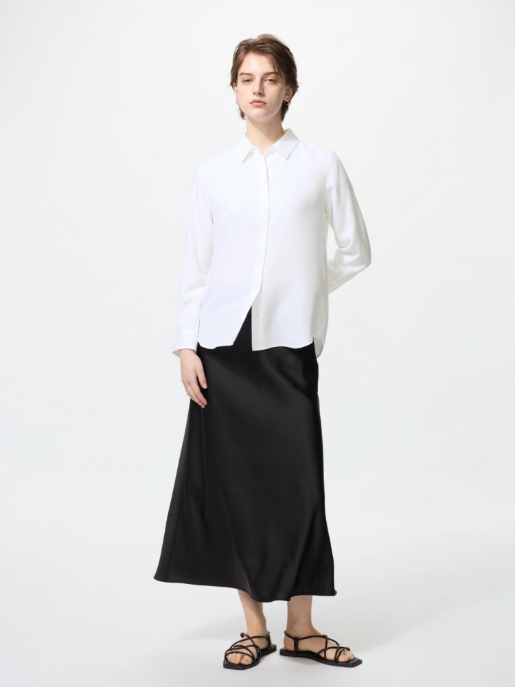 嫘縈襯衫以柔滑親膚的縐紋材質打造，穿上瞬間就能感受到輕盈與舒適。布料垂墜自然，洗滌後不易起皺，讓忙碌的日常更顯從容。