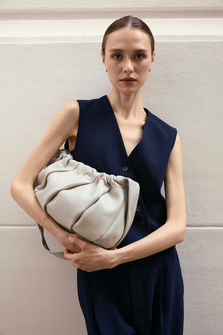 以柔中帶剛的姿態推出這款全新Soft Fold Bag,以貝殼的自然曲線為靈感,包身飽滿皺褶如潮汐般流動,柔軟中保有結構感。