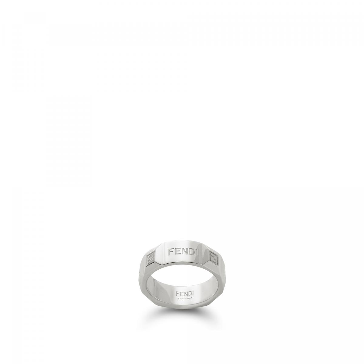 作為 Fendi 第四代傳人，Delfina Delettrez Fendi 一直擅長在古典工藝與現代語言間找平衡。她將高級珠寶的設計邏輯帶入日常配戴的銀飾中，以精密的切割與包鑲技術讓每件作品擁有「寶石級」的細節。與其說 Fendi 925 是男士珠寶，不如說它是一種「銀色態度」——乾淨、堅定，卻又不失溫度。她希望這系列能像鏡子一樣，反射出每個人真實的個性，而非被性別定義。