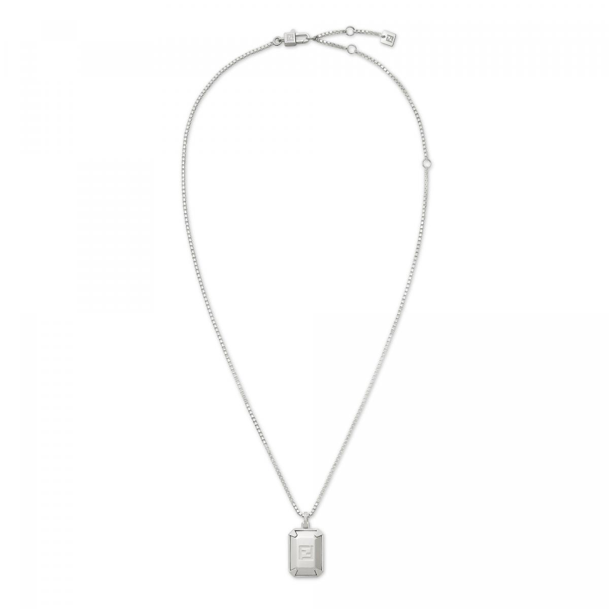 這次 Fendi 925 系列靈感取自高級寶石的切割面，透過立體線條和細緻包鑲，重塑男士珠寶的建築感。每一件作品都以 FF Logo 作為靈魂核心：不論是戒指方框的凹雕設計、手鍊間節的對稱比例，或項鍊墜飾的方形切割邊角，都能看到 Fendi 對幾何結構的極致掌握。這樣的語彙不僅中性、俐落，也讓男女皆可輕鬆駕馭。換句話說，這是一個能「共享」的珠寶系列——無論是情侶、朋友或兄弟姊妹，都能找到屬於彼此的搭配組合。