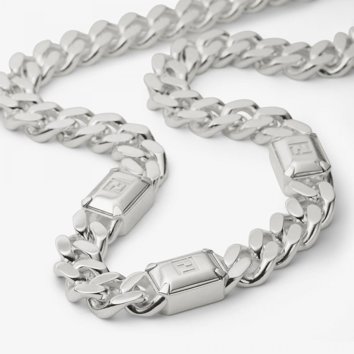 與一般銀飾不同,Fendi 925 系列結合時尚與功能性——防氧化處理讓飾品長時間保持光澤,而立體結構也能單件佩戴就成為造型焦點。戒指、手鍊、項鍊、耳環皆屬中性設計,不論搭配街頭造型或正式西裝,都能自然融入。對於想入門精品珠寶的年輕族群來說,這系列價格高貴不貴且兼具高質感,是展現品味的絕佳選擇。