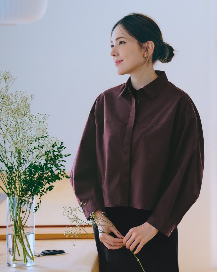 全新代言人許瑋甯在形象照中也以酒紅色款亮相,搭配針織長裙,展現知性與柔美兼具的早秋氛圍,低調卻極具存在感。