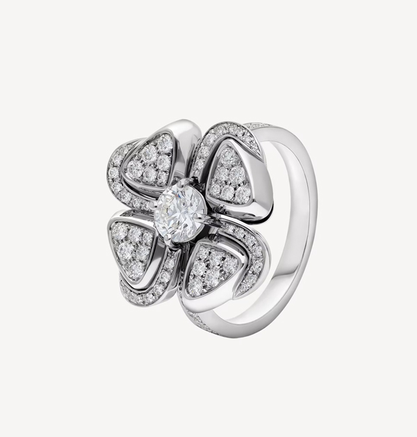 寶格麗「Fiorever」18K白金鑲鑽戒指，約NTD 713,000