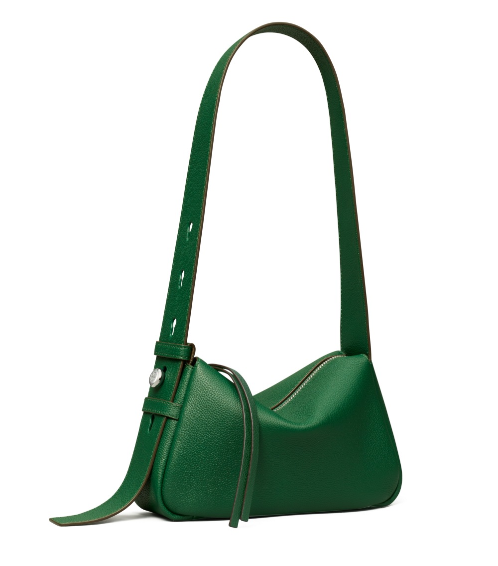 Tory Burch「Romy」系列中全新肩背包以柔軟的結構線條勾勒俐落輪廓，結合寬背帶設計，加上可調式金屬扣環不僅方便調節長度，更成為整體造型的亮點細節，簡約之中有著率性的時髦態度！