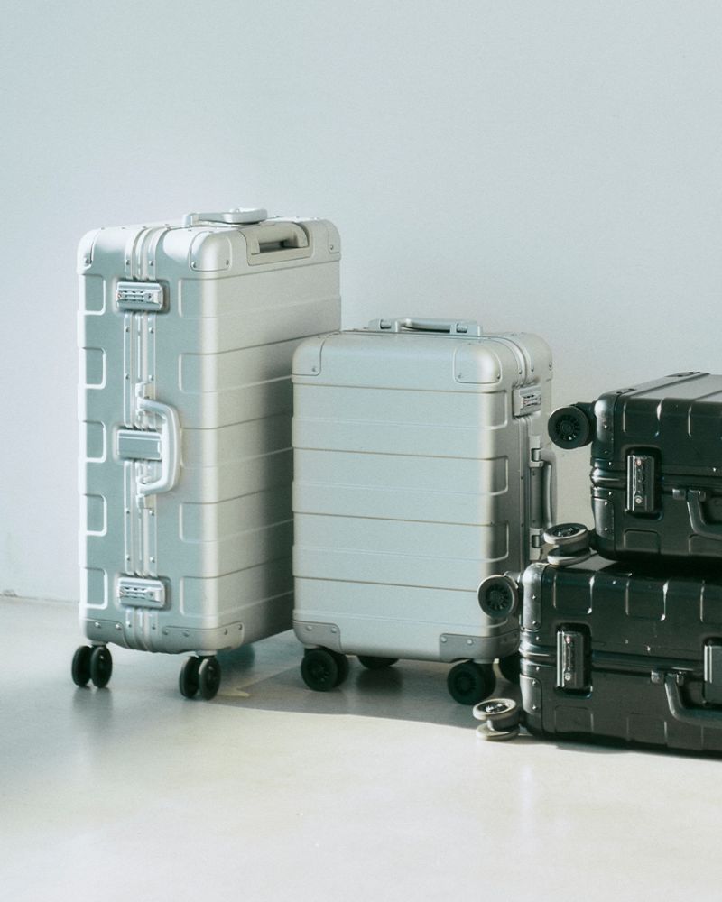 一直以來，MUJI 擅長運用極簡設計元素，打造「基本」且實用的生活必需品，從家具收納、服飾配件、美妝用品、料理器具到文具小物等，持續延伸至更多商品領域。展望未來，MUJI 預測 2026 年營收將達 8,660 億日圓（約 1,761 億新台幣），全年利潤預期可達 800 億日圓（約 162 億新台幣）。過去一年，MUJI 股價已大漲 148%，最新市值達 1.8 兆日圓（約 3,580 億新台幣）。