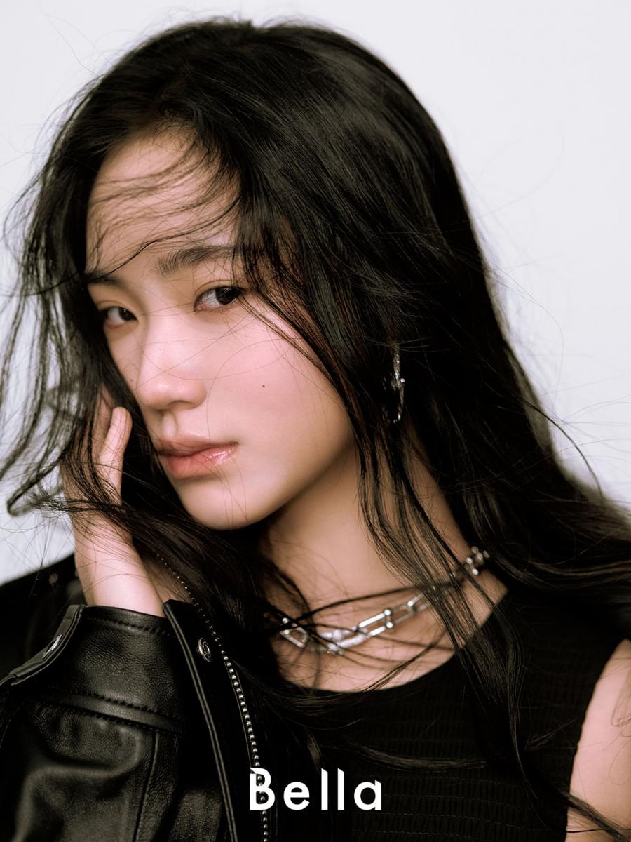 聊到家人，Lily 很感謝爸媽從小就告訴她們「想做什麼就去做」，所以她學芭蕾、練吉他也嘗試畫畫，尤其是畫畫對她來說更是一個宣洩情感的出口，今年六月她也舉辦了一場名為《Prey of Prey》的畫展，「我喜歡把日常碰到的情緒跟故事用畫的方式記錄下來，累積了一些作品後，因為今年就要滿18歲，希望自己能在成年前完成一個小目標，就跟媽媽說想辦一個畫展，爸媽聽了很開心也大力支持，但也因為他們的高度期待，讓我不得不認真看待，最後終於在時間內完成了這次的畫展。」 
