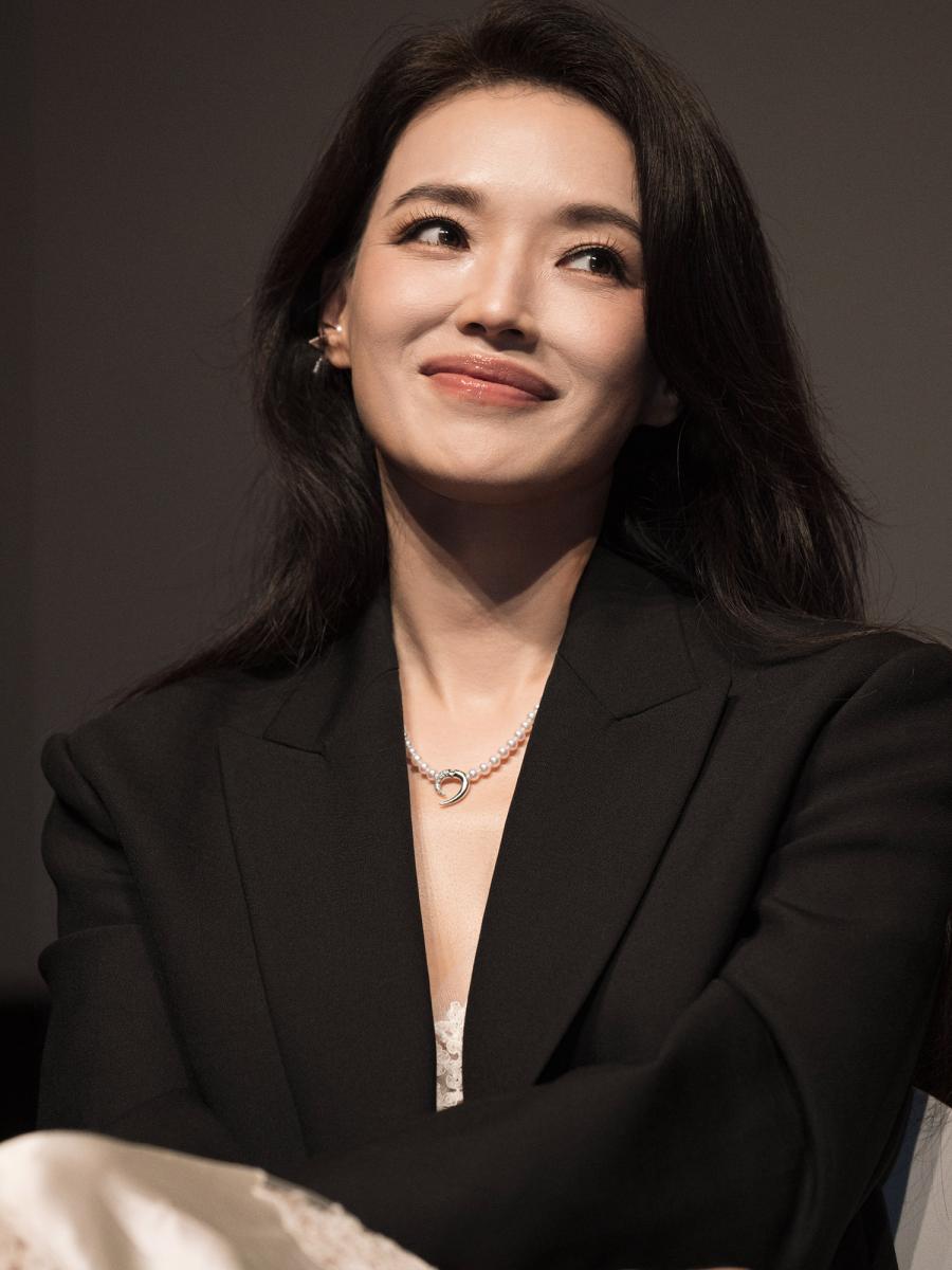 舒淇日前現身第30屆釜山國際影展 Netflix 原創影集《回魂計》全球首映，以一襲黑色西裝外套及蕾絲綢緞洋裝，搭配 TASAKI 的 danger horn plus diamonds pave 珍珠項鍊。