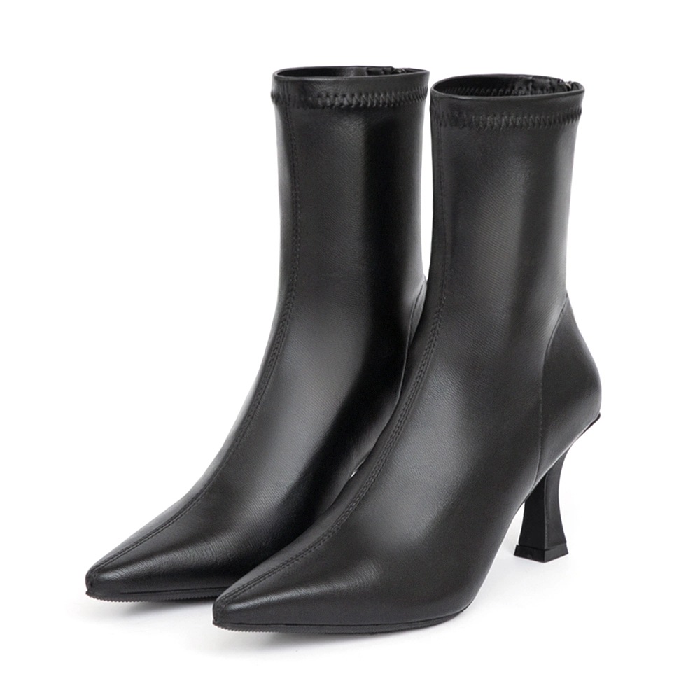 如果想找一雙造型與實穿性兼具的靴子，那這雙短靴可以推薦給你！其尖頭的設計可延伸雙腿外，極為尖頭的設計，又能展現出獨特的個性