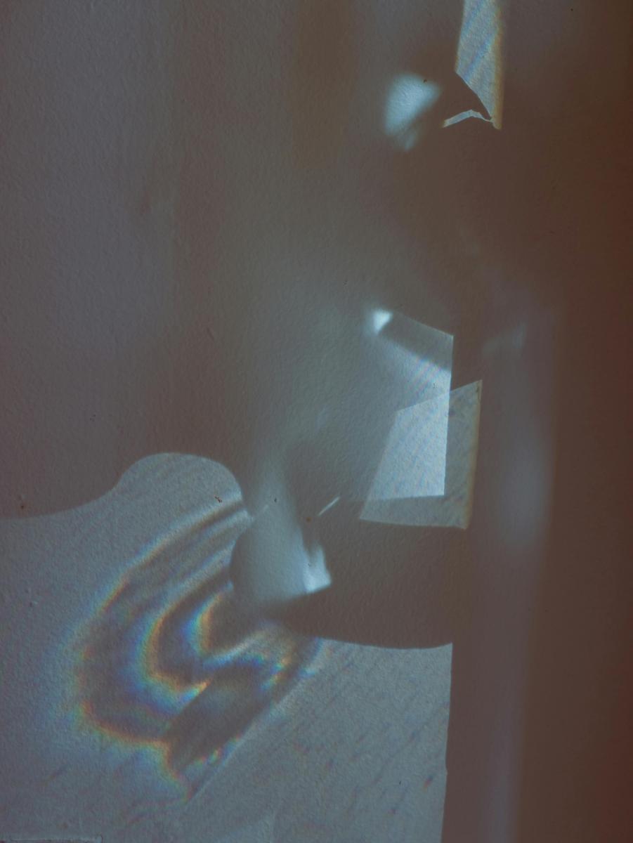 表面上的高效率，往往是焦慮的掩飾。這些人總是提前完成任務、加班不喊累、對主管要求言聽計從，甚至在團隊中扮演「救火員」的角色。然而心理學研究指出，這樣的「過度努力」其實是一種討好策略（People-Pleasing Strategy），長期依賴他人評價作為驅動的人，更可能更易出現情緒耗竭與倦怠症狀。他們以「被需要」換取存在感，卻忽略了自我界限。當疲憊成為常態、失眠與焦慮接踵而來時，工作熱情也開始枯竭。真正的危險，不是失敗，而是把焦慮誤當成自律。