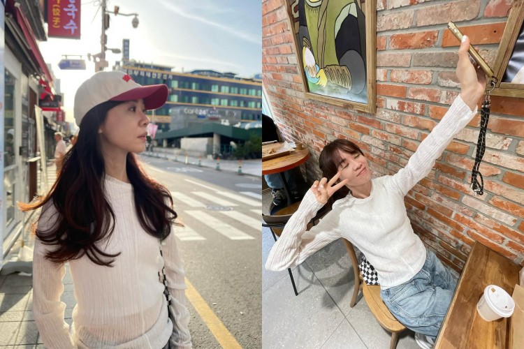 選穿白色微透膚上衣，柔軟的布料在光線下透出輕盈質感，搭配丹寧工裝褲中和甜度，紅白鴨舌帽則成為整體亮點，注入俏皮青春感，同時修飾臉型、拉高比例。