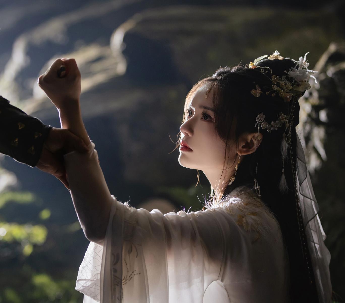     清純卻堅韌的少女阿誰，是唐儷辭師兄的妹妹，從悲劇中倖存，依然選擇相信善與愛。她的血液擁有能拯救唐儷辭的特殊力量，也象徵「純真能療癒瘋狂」。林允以細膩的演技呈現出阿誰的天真與勇氣，她不僅是被動的愛慕者，更是主動打破宿命的引路人。    source：芒果TV    加入Bella  LINE@ ，成為儂粉每周五抽時尚小禮    《宴遇永安》線上看8亮點！王影璐穿越開餐館「愛上祖先」李昀銳 《入青雲》線上看8看點！侯明昊、盧昱曉揭仙境權謀與命運糾葛 《一笑隨歌》線上看12亮點！李沁、陳哲遠敵國虐戀揭背叛真相 《許我耀眼》線上看12亮點！趙露思扭轉原作悲劇結局破鏡重圓