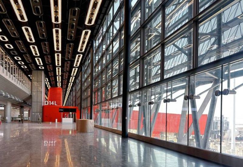 最大亮點是桃園機場第三航廈的「北登機廊廳」將於年底前搶先啟用，成為第二航廈 D10 登機門的延伸設施。新的登機門配置玻璃景觀空橋，提供上下機旅客明亮採光，並以 D11 至 D18 登機口編碼，方便辨識。三樓銜接出境層空橋、四樓為入境層，採「一站式查驗」的轉機旅客流程。入境後，旅客可在入境通廊欣賞機坪與第三航廈外觀，也可直接於出境層搭機。