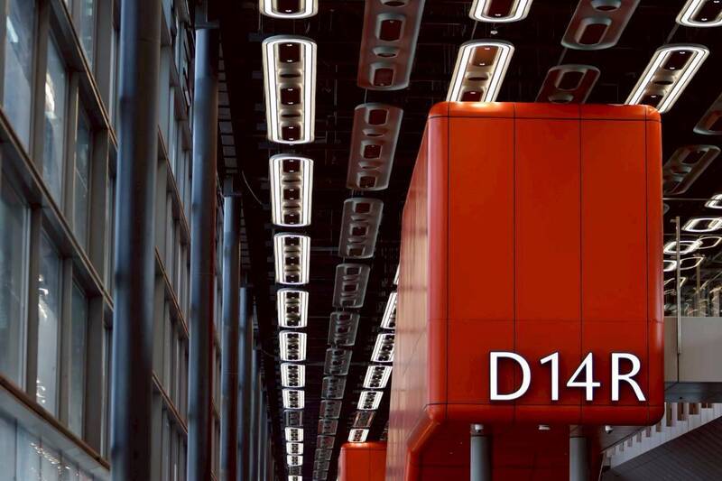 桃園機場「第三航廈」的設計風格更加簡潔俐落。圓潤的天花板燈飾為挑高的室內空間增添現代感；大面積玻璃帷幕在引入自然光線的同時，也讓新增的 8 個登機口（D11 至 D18）更顯明亮，指引旅人通往正確方向，並提供舒適的等候空間。第三航廈「北登機廊廳」內外裝修已進入收尾階段，系統測試也在緊鑼密鼓地進行中，邁向最後工程階段。