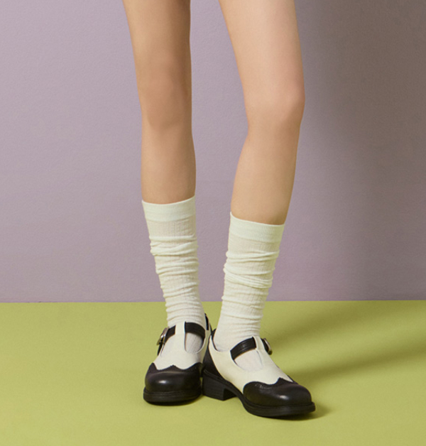 打開Miss 21官網的品名標示,開頭便是寫著「叛逆少女的瑪莉珍鞋」,若從設計上來看,確實也道出了這雙鞋的靈魂所在。經典的瑪莉珍結構,被設計師注入了更多個性細節,植鞣羊皮與細緻羊皮拼接出的材質層次,搭配復古翼紋雕花與T字方釦寬帶,在學院風的輪廓中,藏著一點叛逆不羈的味道。