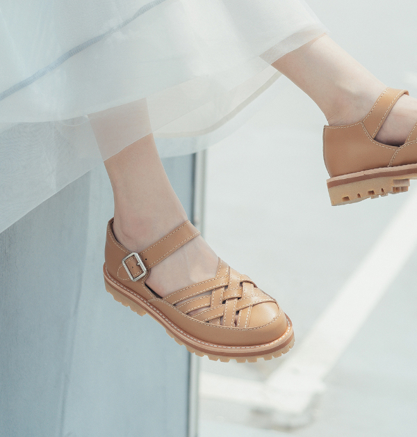 成立於2016年的鞋履品牌La Fille，是來自台南第二代傳統製鞋工廠的優雅蛻變之作。承襲家族超過30年的製鞋工藝，結合當代設計語彙與女性視角，打造出一雙雙兼具柔軟舒適與經典耐看的時髦鞋履。像這雙名為「蘋果派編織」的平底瑪莉珍鞋，便是一款充滿溫度與細節的代表作。選用奶茶色原皮，色澤溫潤柔和，搭配細膩的編織結構與綁帶設計，自然流露出可愛而不甜膩的文藝氣息。