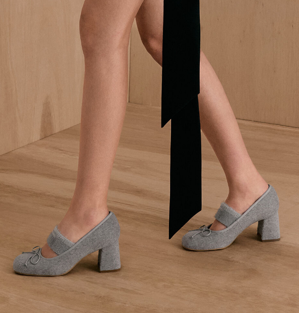 一直深受眾多時髦女孩青睞的Charles&Keith,本季緊貼秋冬瑪莉珍鞋的流行趨勢,推出多款兼具設計感與實穿性的可愛鞋履。其中,這款「Winona」瑪莉珍鞋,便是以優雅與甜美並存的細節設計脫穎而出。鞋面點綴精緻蝴蝶結,搭配淺灰色針織帶,營造出層次豐富的視覺效果。