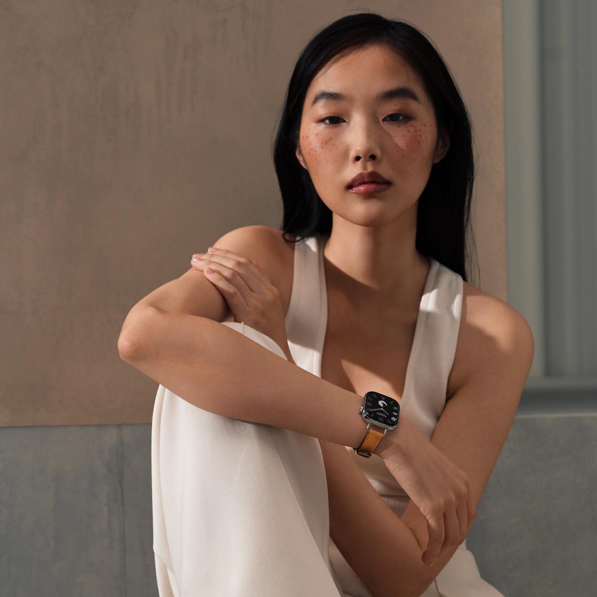 十年合作，Apple Watch Hermès 不只是穿戴科技的巔峰，更是對「時間」概念的重新定義。它讓數位生活多了一份手感的溫度，也讓工藝作品擁有了互動的靈魂。今年的系列，以絲巾印花開場、以金屬鍊節作結，從運動到宴會、從戶外到派對，愛馬仕以一條條錶帶證明：優雅與創新，可以共存於同一秒鐘。