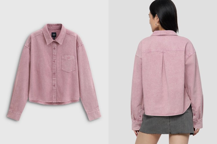 這款Logo刺繡襯衫以柔軟丹寧布打造，經過水洗處理呈現淡粉霧面色澤，短版剪裁搭配微落肩設計，自然修飾身形比例。