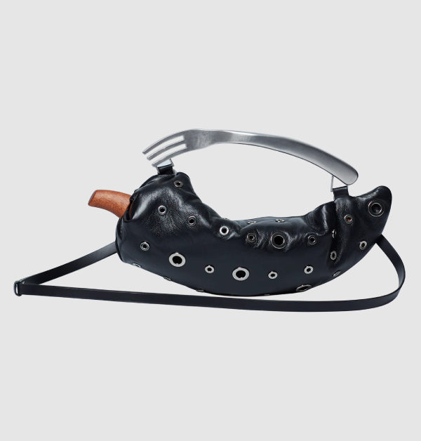 Boyy黑色鉚釘辣椒造型手提肩包，約NTD 56,674