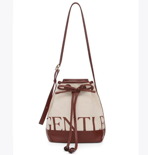 Gentle Woman米色帆布水桶包，約NTD 1,860