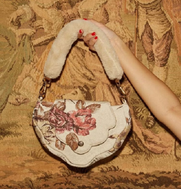 Papapetch.H迷你復古花卉腋下包，約NTD 1,996