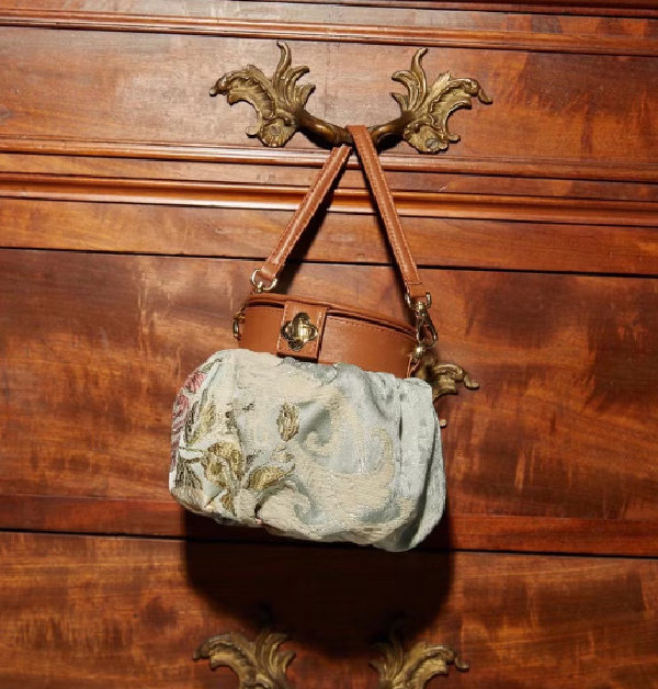 Papapetch.H復古花卉絲質小圓包，約NTD 2,312