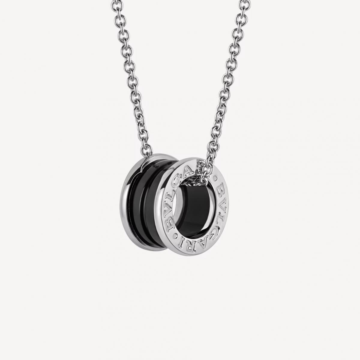 Bvlgari 的 B.zero1 項鍊是品牌標誌性的現代設計,以古羅馬建築為靈感,將「力量與永恆」化為可佩戴的雕塑藝術。圓形吊墜外圈鐫刻雙重品牌 Logo,中央以黑色陶瓷材質堆疊出層次,冷冽中帶著性感氣息。無論搭配白襯衫或黑洋裝,都能讓整體造型更加耀眼,展現出俐落、果敢、極具個性的風采。