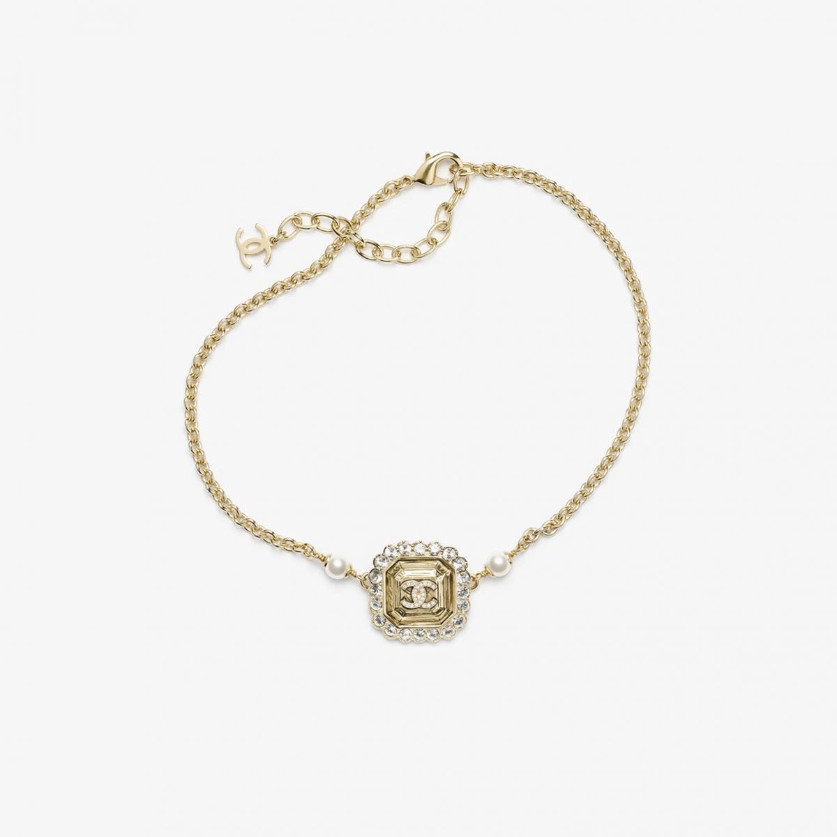 Chanel 這款水晶裝飾方形吊墜項鍊,將品牌高級珠寶的華麗語彙濃縮於一枚小巧吊墜中。方形切割的中央仿鑽被珍珠與金色雕紋環繞,閃耀出如古董珠寶般的柔光氣質。它既有「老錢風」的精緻優雅,又兼具當代女性的灑脫個性,一條項鍊就能在正式與隨性間切換自如。無論搭配 T-shirt 還是襯衫,都能讓平凡造型多一分不費力的時髦。