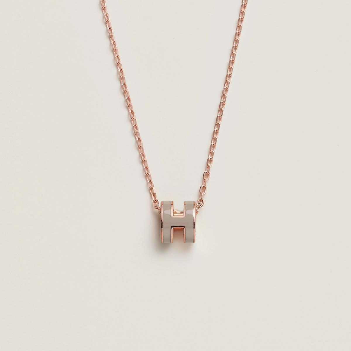Hermès 的 Mini Pop H 項鍊 是許多人心中的「第一條愛馬仕珠寶」。立體 H 字母以琺瑯與玫瑰金組合,溫潤柔光恰似品牌的低調奢華。它的魅力在於百搭——襯衫領口下的微露、毛衣外的點綴,皆能展現一種不費力的高級感,非常推薦給喜愛經典設計的摩登女性。