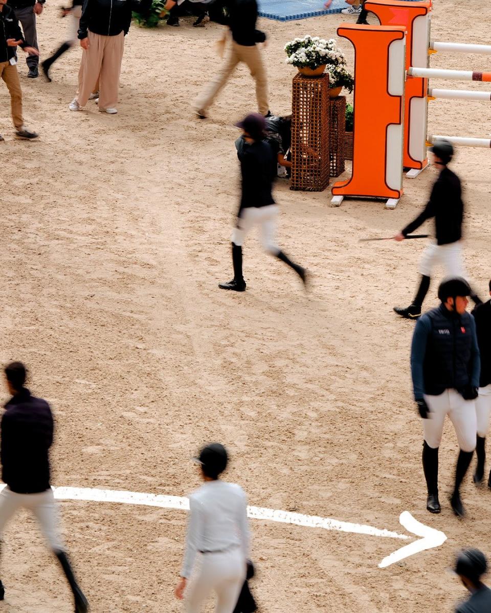 貝恩資深合夥人 Claudia D’Arpizio 指出：「購物狂潮時代已過，體驗與情感已成為奢侈品成長的真正引擎。市場依然具有韌性，但並非不受宏觀經濟複雜性的影響，正航行於脆弱的全球平衡之中。未來將進入一個以品質為導向的成長階段。」換言之，民眾購買奢侈品已不再只是為了炫耀；奢侈品也不再單純作為消費者心中的「身分象徵」，而是承載更多層次的價值考量。