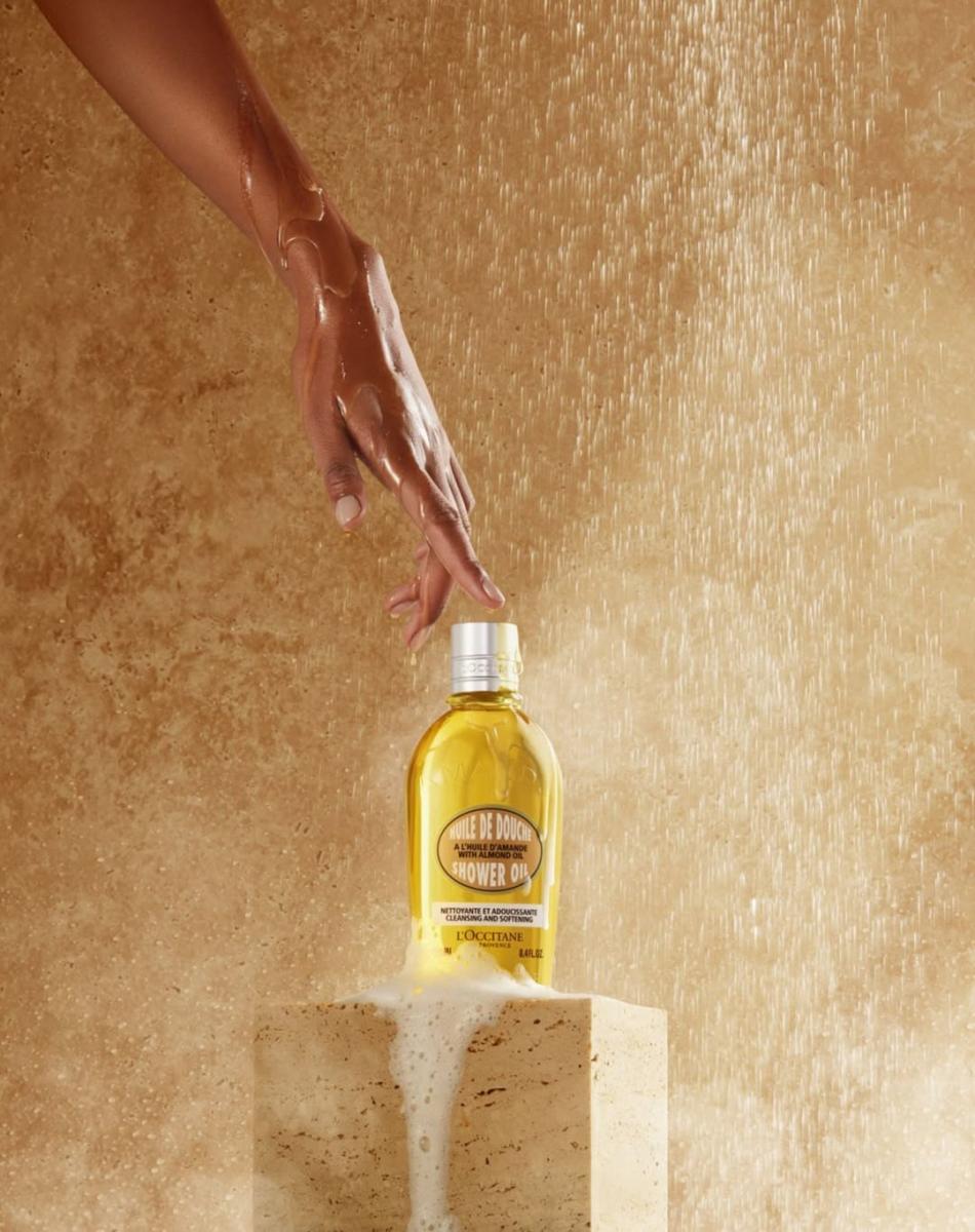 不同於過去我們熟悉的「乳油木護手霜」，財報中特別點名另一款經典商品「杏仁沐浴油」，不僅成為全亞洲銷售冠軍，也在美國取得優異成績，成為美國銷量第一的身體清潔產品。杏仁不僅是普羅旺斯女性代代相傳的美容秘方，歐舒丹團隊更深入研究杏仁逾 10 年，發展出獨特活性複合配方，能溫和潔淨肌膚，洗後膚觸柔軟滑嫩，香氣馥郁。